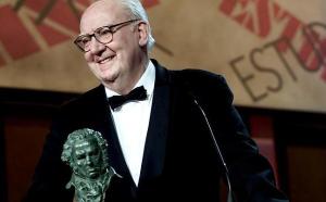 José Luis Borau recogiendo un Goya