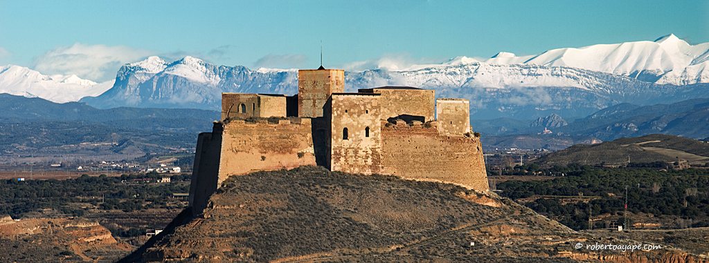 Panoramica Castillo de Monzón con Pirineos nevados